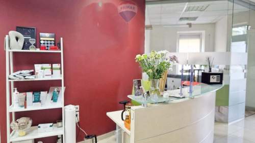 Parter, centrum, wejście od ruchliwej ulicy