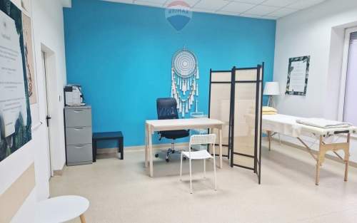 Parter, centrum, wejście od ruchliwej ulicy