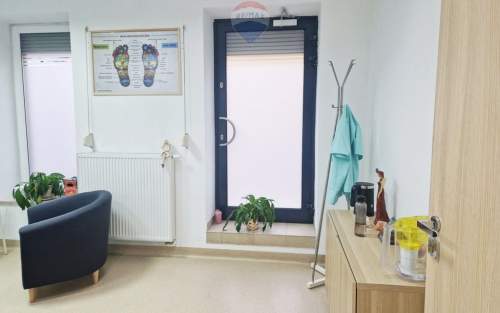 Parter, centrum, wejście od ruchliwej ulicy