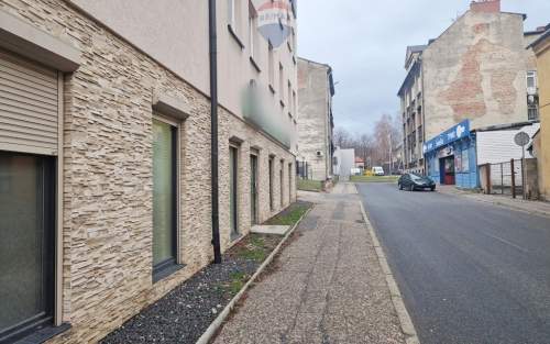 Parter, centrum, wejście od ruchliwej ulicy