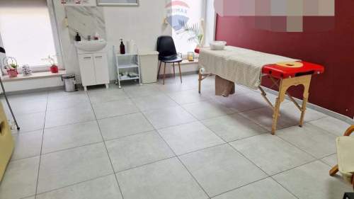 Parter, centrum, wejście od ruchliwej ulicy