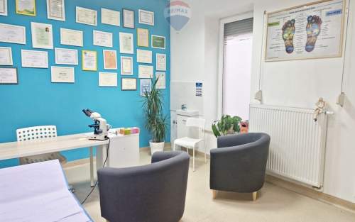 Parter, centrum, wejście od ruchliwej ulicy