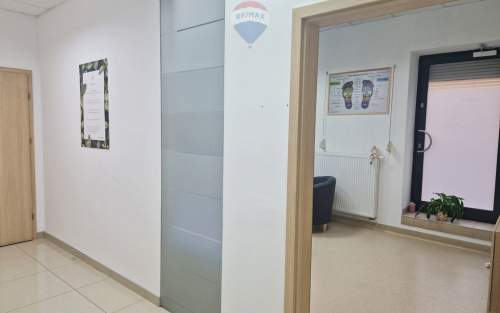 Parter, centrum, wejście od ruchliwej ulicy