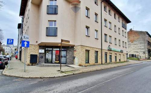 Parter, centrum, wejście od ruchliwej ulicy
