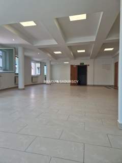 Lokal z dużą witryną w centrum Miechowa 