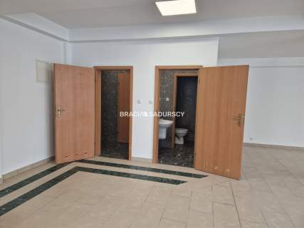 Lokal z dużą witryną w centrum Miechowa 