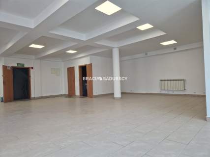 Lokal z dużą witryną w centrum Miechowa 