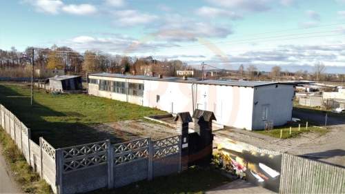 Hala produkcyjna w okolicy trasy szybkiego ruchu 