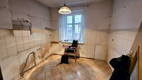 145/1100 m2 6 pokoi Garaże Bielawy 1.050.000zł