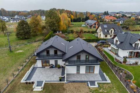 Dom w spokojnej okolicy w stanie developerskim