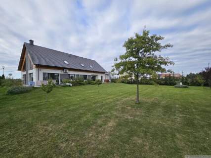Urokliwy dom wolnostojący 260m2 działka 1500m2
