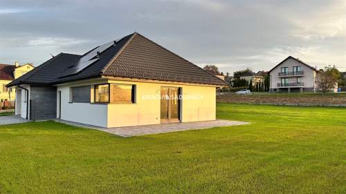 Dom parterowy z garażem i dużym ogrodem