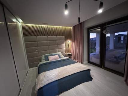 Nowoczesny Dom z Przestronnym Ogrodem 160m2