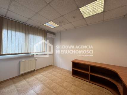 Piętro budynku przy głównej trasie w Redzie
