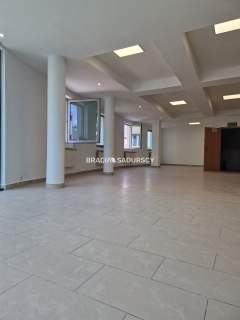 Lokal z dużą witryną w centrum Miechowa 