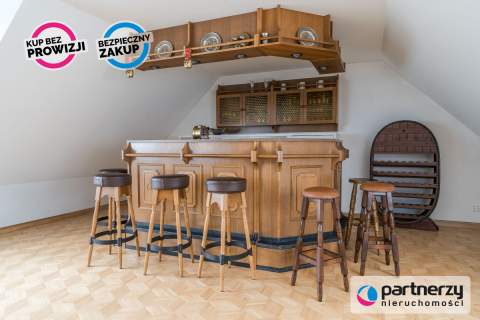 Willa z prywatnym pomostem i linią brzegową 