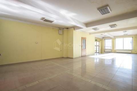 Lokal handlowo-usługowy 210m2. Długa 19A.