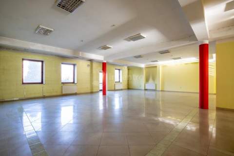 Lokal handlowo-usługowy 210m2. Długa 19A.