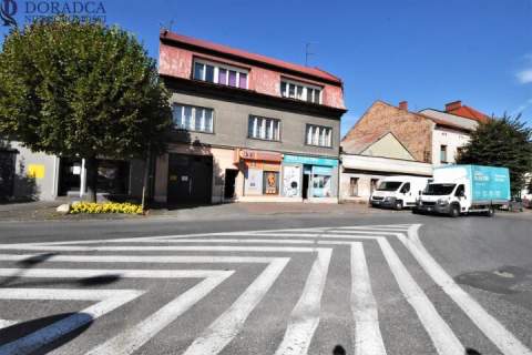 Kamienica w rynku z budynkiem pod stolarnie