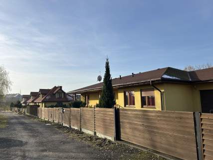 Dom wolnostojący, parterowy przy lesie