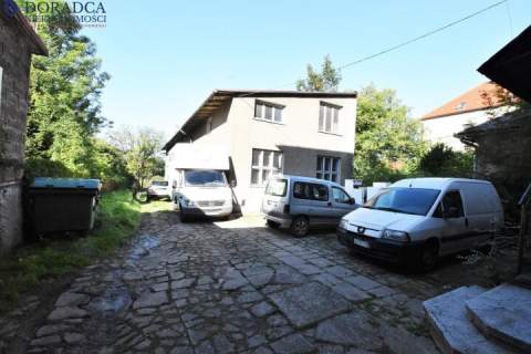 Kamienica w rynku z budynkiem pod stolarnie