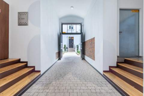 STUDIO Z ANTRESOLĄ - STAROWIŚLNA - 33,50 M2
