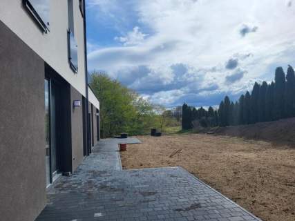 Dwupoziomowy apartament z ogrodem w Chwałęcicach