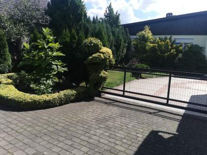 Nietuzinkowa ładna posiadłość dwa domy ,ogród ,parking ,