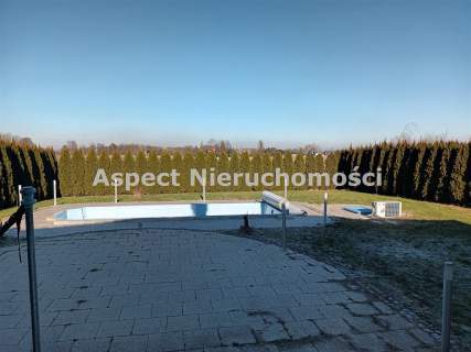 Nowoczesny dom z basenem