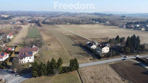 Działka budowlana z mediami w Korczynie, 1701 m2