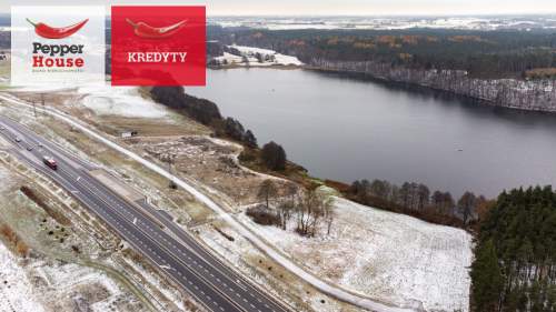 Działka nad jeziorem z linią brzegową