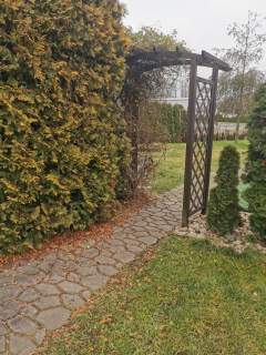 Nietuzinkowa ładna posiadłość dwa domy ,ogród ,parking ,