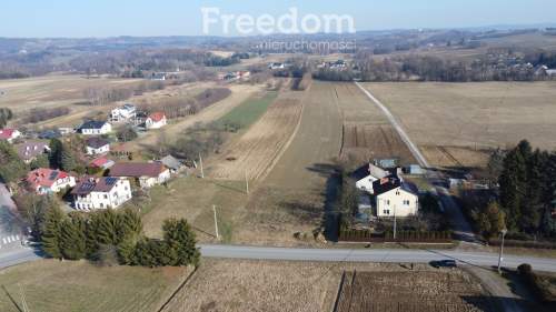 Działka budowlana z mediami w Korczynie, 1701 m2