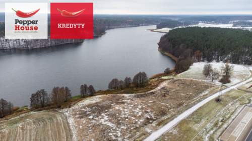 Działka nad jeziorem z linią brzegową