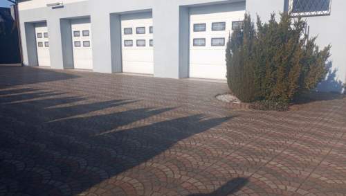 Obiekt z biurem i mieszkaniem 1 km od granicy Pilawy.