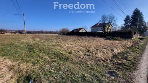 Działka budowlana z mediami w Korczynie, 1701 m2