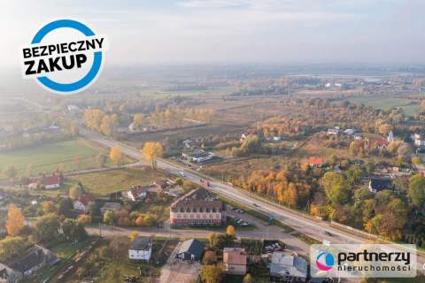 Przy drodze wojewódzkiej 226 WJAZD Z UL. GŁÓWNEJ