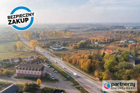 Przy drodze wojewódzkiej 226 WJAZD Z UL. GŁÓWNEJ