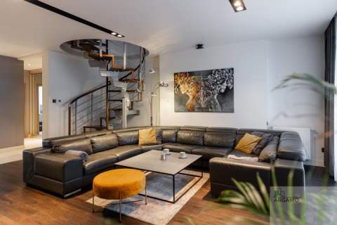 Dwupoziomowy apartament w świetnej lokalizacji.
