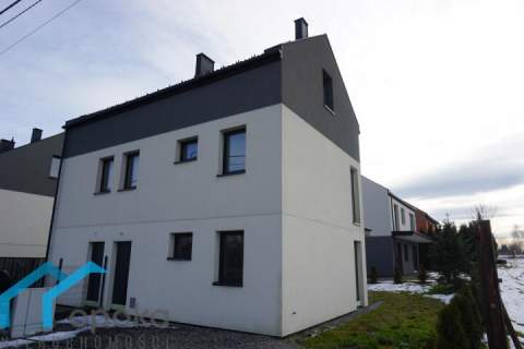 Mieszkanie dwukondygnacyjne z balkonem.