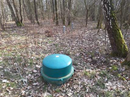 Z linią brzegową rzeczki, bez bliskich sąsiadów