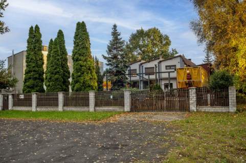 Dom z warsztatem dla TIRów/ Stradom