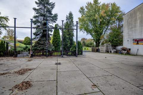 Dom z warsztatem dla TIRów/ Stradom
