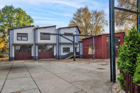 Dom z warsztatem dla TIRów/ Stradom