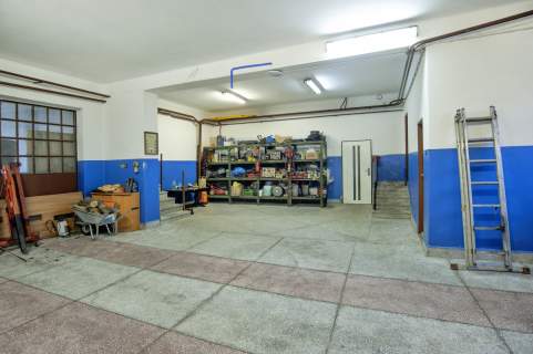 Dom z warsztatem dla TIRów/ Stradom