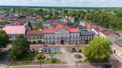Kamienica w centrum Woźnik z lokalem usługowym