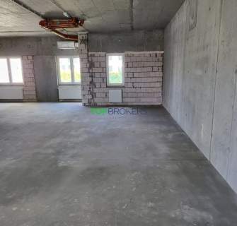 Przestronny lokal z witryną w stanie deweloperskim