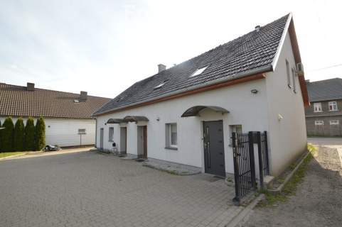 Dom podzielony na cztery mieszkania.