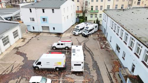 Budynek 2 piętrowy na 400 m działce.