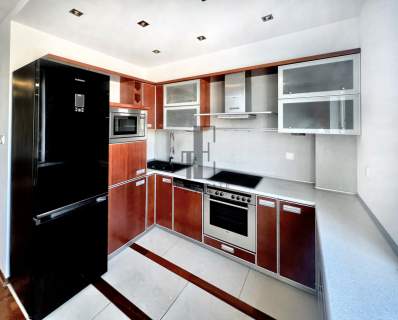 Słoneczny apartament z 2 miejscami parkingowymi